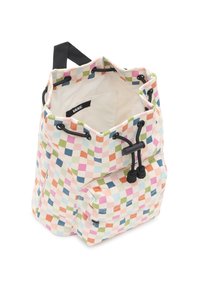 Bolsa de tela colorida en forma de cubo con un patrón geométrico en rosa, verde y azul. Cuenta con un cierre de cordón y un bolsillo con cremallera en la parte delantera.