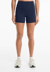 Mörkblå sportshorts med hög midja, tillverkade av elastiskt material. Har en slät yta och en figurnära design för komfort.
