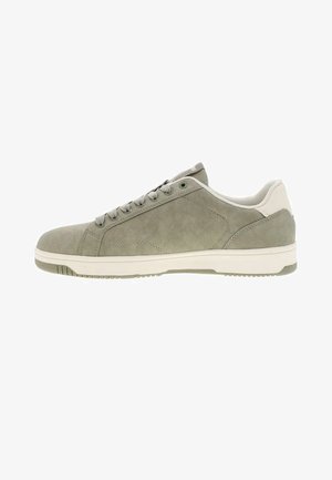 Zapatilla casual de perfil bajo en ante verde oliva con suela acolchada blanca, cordones delanteros y cuello acolchado para mayor comodidad.