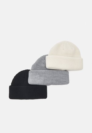 Conjunto de três bonés em preto, cinza e branco. Textura tricotada com um design de bainha virada. Cada chapéu apresenta um padrão de nervuras e um ajuste justo.