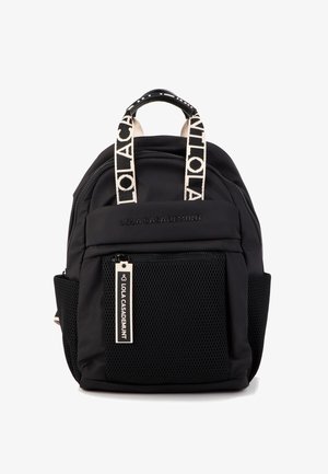 Schwarzer Nylon-Rucksack mit Netzseitentasche, zwei oberen Griffen und Trägern mit Logoaufdruck. Verfügt über eine vordere Reißverschlusstasche und strukturierte Details.