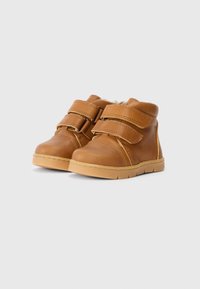Botas infantis de pele castanha com duas correias de velcro e um forro interior macio. Apresenta uma sola texturizada e um design de biqueira arredondada.