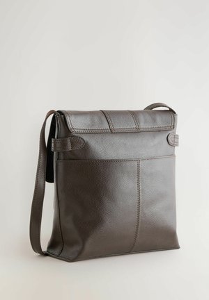 Sac à épaule en cuir texturé marron avec une fine sangle, fermeture plate et poche avant ; présente une forme rectangulaire élégante.