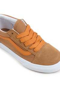 Baskets en suède marron avec des lacets orange, présentant des semelles en caoutchouc blanches et un design de bande latérale orange. Tige texturée et col rembourré.