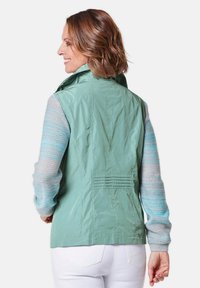 GOLDNER LEICHTE MIT EDLEM SCHIMMER - Weste - mint