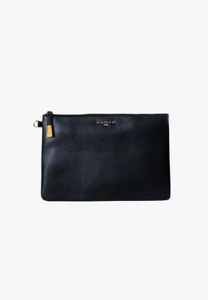 Clutch in pelle nera con una texture liscia, hardware dorato e logo "GAELLE PARIS" impresso sul davanti. Chiusura con zip superiore.