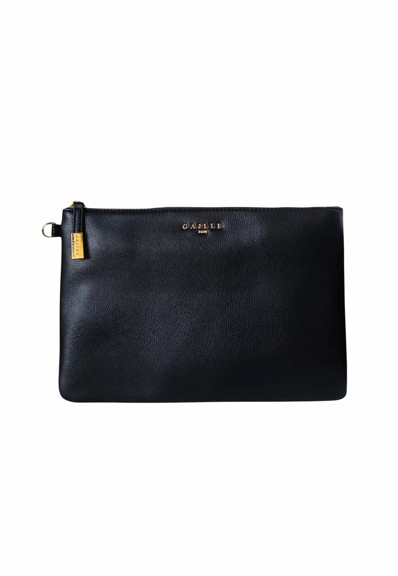 Clutch in pelle nera con una texture liscia, hardware dorato e logo "GAELLE PARIS" impresso sul davanti. Chiusura con zip superiore.