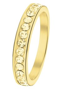 Gouden ring met een gladde, gepolijste afwerking met een rij afwisselend ronde, facetted gele edelstenen aan één kant. Ronde bandvorm.