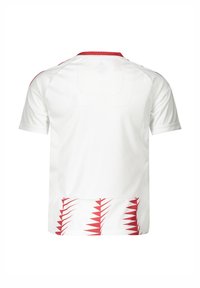 Witte sporttrui met korte mouwen, een rode rand bij de kraag en een rood geometrisch patroon aan de onderkant. Gladde textuur.