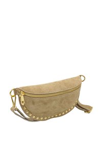 Sac à main en daim de couleur beige clair, en forme de demi-lune, avec une fermeture éclair dorée et des clous dorés le long du bord inférieur. Sangle ajustable incluse.