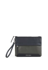 Clutch sintético de cuero negro y verde oliva con cierre de cremallera, correa para la muñeca, bolsillo frontal y detalle de logo en la parte inferior.