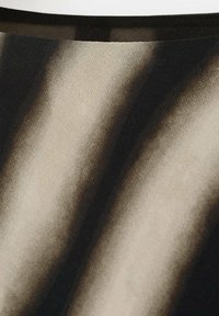 Glat stof med bløde diagonale skygger, der skaber en gradienteffekt i nuancer af beige og mørkegrå.