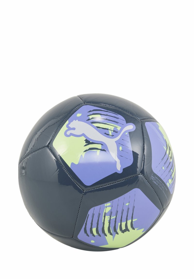 Balón de fútbol PUMA con un exterior azul oscuro, paneles hexagonales en relieve en púrpura claro y verde, que presenta un logo blanco.