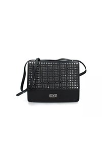 Borsa in pelle nera con un design borchiato sulla parte anteriore, caratterizzata da borchie circolari argentate. Include una tracolla rimovibile.