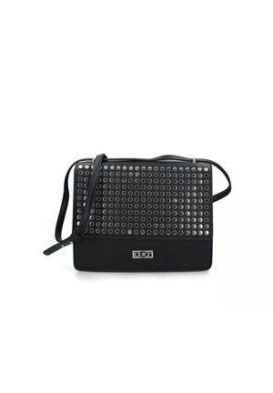 Borsa in pelle nera con un design borchiato sulla parte anteriore, caratterizzata da borchie circolari argentate. Include una tracolla rimovibile.