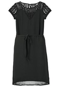 Robe noire longueur genou avec manches courtes en dentelle et décolleté, avec une fine ceinture à la taille.