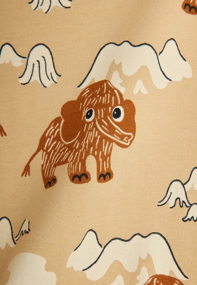 Tegneserieaktig brun mammut med store øyne på en beige bakgrunn med hvit snøkappede fjellformer.