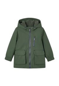 Chaqueta verde impermeable con capucha, cremallera frontal, dos grandes bolsillos de parche y un pequeño bolsillo en el pecho con cremallera. Forro suave y puños elásticos.