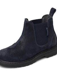Stivale alla caviglia in camoscio blu navy con pannelli elastici laterali e una finitura testurizzata. Presenta una suola in gomma nera e un pratico passante per facilitare l'indossamento.