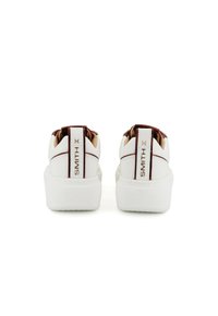 Sneakers bianchi in pelle con una suola rialzata, caratterizzati da accenti bordeaux e un tappo del tallone rettangolare impresso con "SMITH X". Texture liscia.