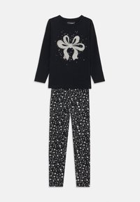Top negro de manga larga con un diseño de lazo brillante; pantalones a juego con un patrón de estrellas blancas sobre un fondo negro. Tejido suave.
