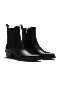Schwarze Leder-Stiefeletten mit spitzem Zehenbereich, seitlichen elastischen Einsätzen und einem Reißverschluss hinten. Moderater Blockabsatz und glatte, glänzende Oberfläche.