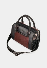 Borsa in pelle nera con una tasca frontale in suede bordeaux, manici robusti e doppi, e una tracolla staccabile con motivo. Chiusura con zip.