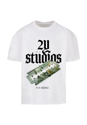 Biała koszulka z czarnym gotyckim napisem „2U Studios” nad grafiką żyletki na tle wzoru banknotu stu dolarów amerykańskich.