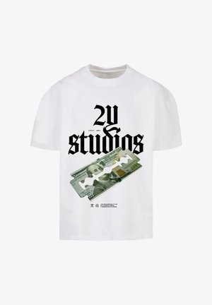 Wit T-shirt met zwarte gotische tekst "2U Studios" boven een scheermesgrafiek over een ontwerp van een Amerikaanse honderd-dollarbiljet.