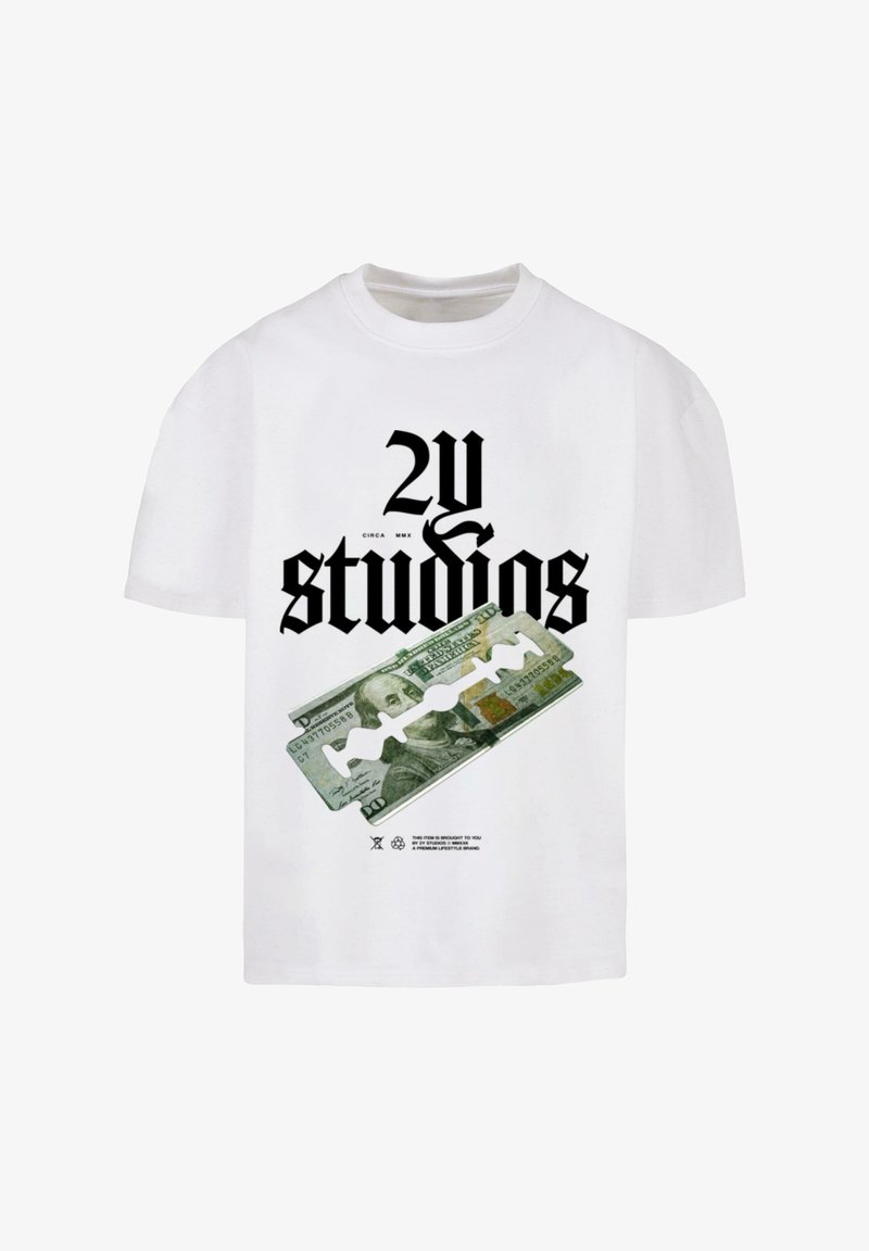 T-shirt blanc avec texte gothique noir "2U Studios" au-dessus d'un graphique de lame de rasoir superposé sur un design de billet de cent dollars américain.