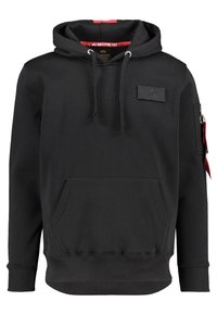 Zwarte hoodie gemaakt van een katoenmix, met een voorste kangoeroezak, textuurpatch en zijzak met rits en rode stofaccent.
