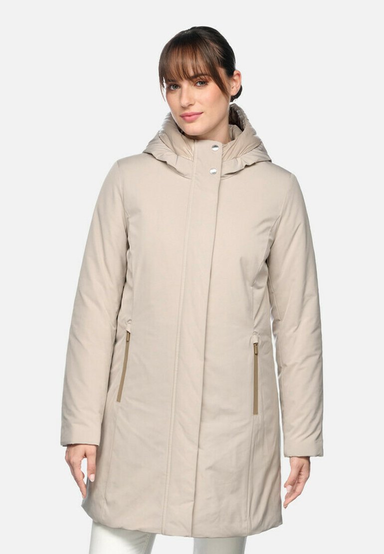 Parka beige isolée avec capuche, fermeture éclair avant et deux poches latérales avec accents en métal doré. Tissu lisse et texturé.