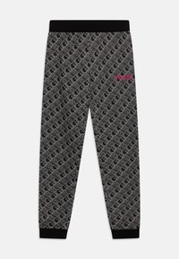 Schwarz-graue Jogginghose mit gemustertem Design mit wiederholtem "G", schwarzem elastischem Bund und Bündchen sowie pinkem "GUESS"-Logo am rechten Oberschenkel.