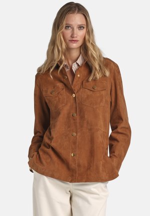 Brązowa kurtka koszulowa zamszowa z dwoma kieszeniami na piersi, zapinana na zatrzaski, z długimi rękawami; charakteryzuje się luźnym krojem i miękką fakturą.