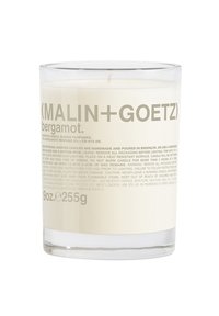 Weiße Glaskerze mit einem natürlichen Baumwolldocht, etikettiert mit hellgrauem Text, mit einem ausgeprägten Bergamott-Duft. 9 Unzen (255 g) Fassungsvermögen.