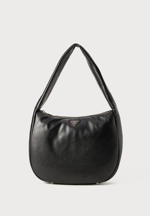 Zwarte leren hobo tas met een gladde textuur, een gebogen vorm en een ritssluiting. Kenmerkt zich door een gouden logo-accent aan de voorkant.