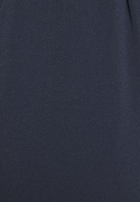Marineblaues Gewebe mit einer glatten Textur, das ein Strickmuster und minimalen Stretch aufweist. Ideal für Bekleidungsanwendungen.