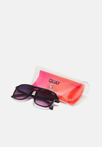 QUAY AUSTRALIA ON THE FLY UNISEX - Päikeseprillid - black to pink