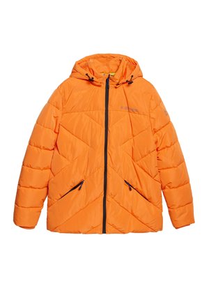 Chaqueta naranja acolchada con capucha, que presenta un cierre frontal, costuras diagonales y dos bolsillos laterales con cremalleras negras.
