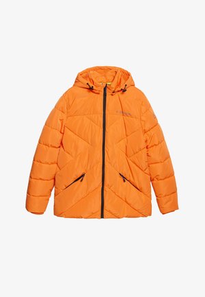 Chaqueta naranja acolchada con capucha, que presenta un cierre frontal, costuras diagonales y dos bolsillos laterales con cremalleras negras.