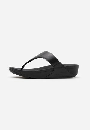 Svart flip-flop sandal med en mjuk läderöverdel, som har en formad svart sula och en lätt kilklack för extra höjd.