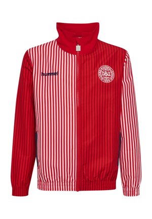 Rød- og hvidstribet sportjakke med fuld lynlås, høj krave, "hummel"-logo og emblem fra Dansk Boldspil-Union på brystet.