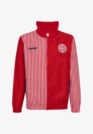 Rood-witte sportjas met verticale strepen, volledige rits, hoge kraag, "hummel"-logo en embleem van de Deense voetbalbond op de borst.