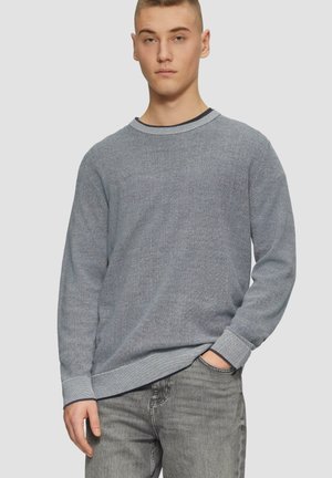 Hellblaues Strickpullover mit Rundhalsausschnitt und kontrastierendem dunkelblauem Saum. Mit langen Ärmeln und gerippten Bündchen und Saum.