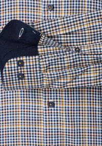 Tjekket skjorte i marineblå og hvidt mønster, med orange og gule accenter, button-down krave og mørke knapper. Cotton stof.