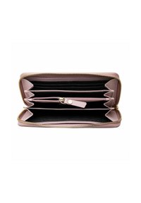 Portafoglio in pelle rosa con chiusura a zip; presenta diversi scomparti per carte e un scomparto centrale con zip per le monete. L'interno è nero.