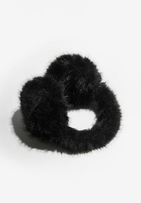 Fekete műszőrme fülmelegítő, lekerekített kialakítással. Puha tapintású, vastag anyagból készült, mindkét oldalon két kerek, bolyhos pompon található, amelyek melegen tartanak.