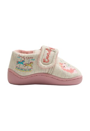 Zapatilla de tela rosa y beige con una correa de velcro, con caballos de carrusel bordados y texto "Candy Circus". Material suave y texturizado.