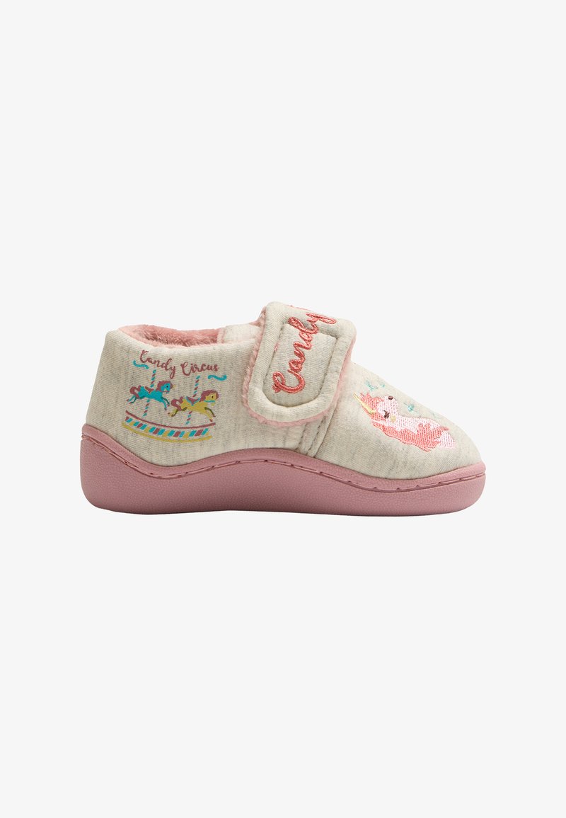 Zapatilla de tela rosa y beige con una correa de velcro, con caballos de carrusel bordados y texto "Candy Circus". Material suave y texturizado.