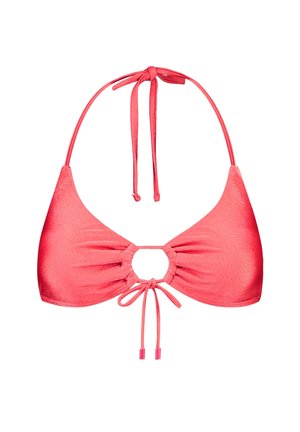 Top de bikini rose corail avec un design triangulaire, des liens ajustables au cou et dans le dos, et un détail en découpe circulaire au centre.